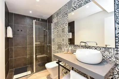 Un baño de OFF TRIANA