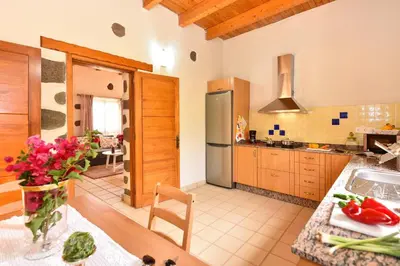 Una cocina o zona de cocina en Los Algodones Cottage with Pool by VillaGranCanaria