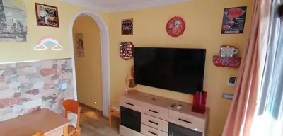 Una televisión o centro de entretenimiento en Apartamento Glamour near Yumbo Center