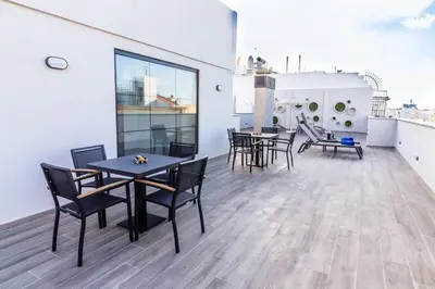 Un balcón o terraza de URBANSEA Holiday Homes