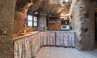 Una cocina o zona de cocina en Casa Cueva Las Margaritas By Artenatur