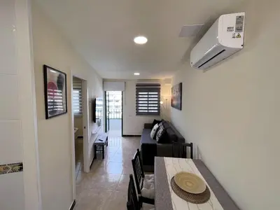 Una televisión o centro de entretenimiento en Sunrise Apartment - Playa del Inglés