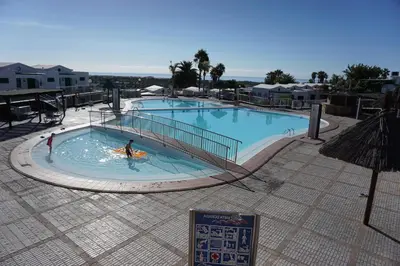 Piscina en o cerca de Confortable y luminoso bungalow en Maspalomas