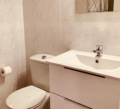Un baño de A&F Comfort Modern House