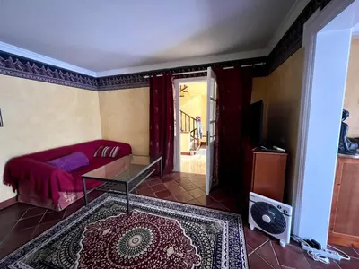 Una televisión o centro de entretenimiento en 