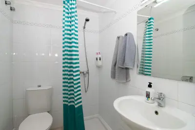Un baño de The Safe Point Residential Castillo