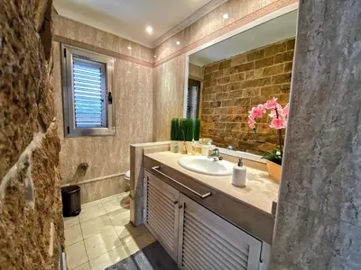 Un baño de Luxury 5 star Villa Violetta with amazing sea view, jacuzzi and heated pool