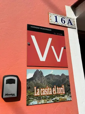 Certificado, premio, señal o documento que está expuesto en Chalet Rutas de Valsequillo