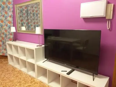 Una televisión o centro de entretenimiento en 