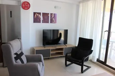 Una televisión o centro de entretenimiento en Lord Nelson Las Canteras 2