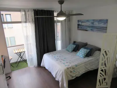 Cama o camas de una habitación en Estudio con encanto en la playa (aptos.salinetas)