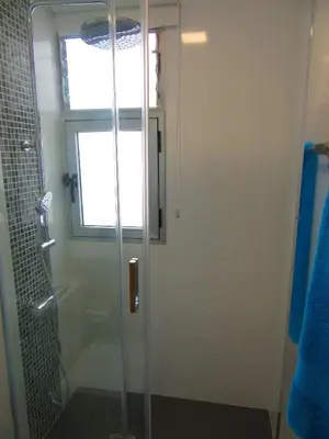 Un baño de Estudio con encanto en la playa (aptos.salinetas)