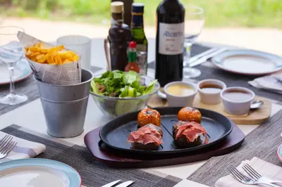 Comida en o cerca de este hotel