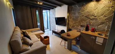 Una televisión o centro de entretenimiento en Villa Adler Men Only
