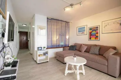 Una televisión o centro de entretenimiento en Ocean Front Apartment
