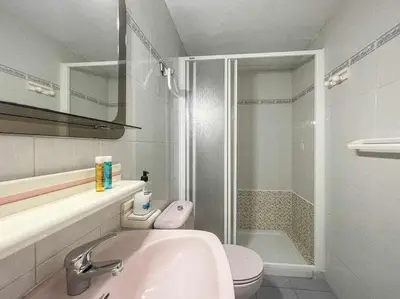 Un baño de Ocean Front Apartment
