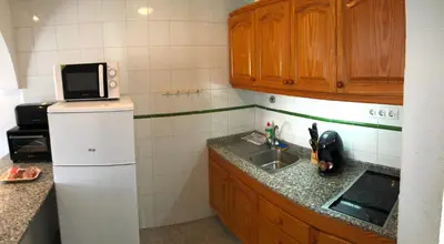 Una cocina o zona de cocina en Two bedroom apartment 2 min from beach