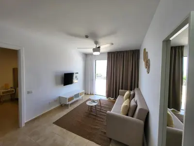 Una televisión o centro de entretenimiento en Hotel Chatur Palmera Mar