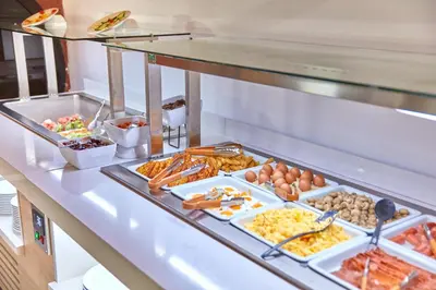 Comida en o cerca de este hotel