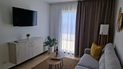 Una televisión o centro de entretenimiento en Hotel Chatur Palmera Mar