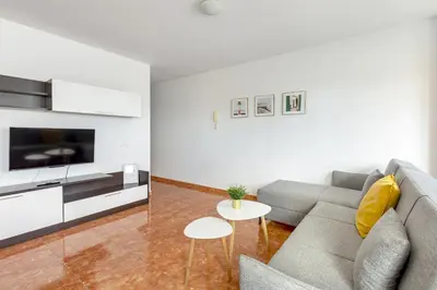 Una televisión o centro de entretenimiento en Brisa Marina: amplio y luminoso con vistas al mar