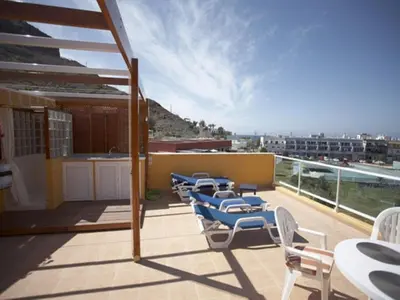 Un balcón o terraza de Golden Beach n 12, top floor apartment with private roof terrace by El Sirocco