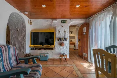 Una televisión o centro de entretenimiento en Silence's Cave Rural House