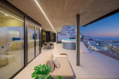 Un balcón o terraza de The One Luxury Apartments