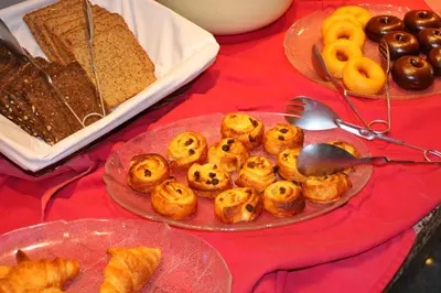 Comida en o cerca de este apartahotel
