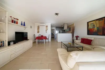 Una televisión o centro de entretenimiento en Bungalow Hibiscus San Agustin
