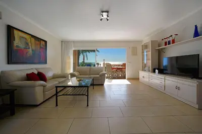 Una televisión o centro de entretenimiento en Bungalow Hibiscus San Agustin