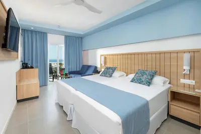 Cama o camas de una habitación en Hotel Riu Palace Palmeras - All Inclusive