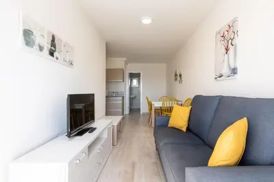 Una televisión o centro de entretenimiento en 2 min Walk to Beach - Private Terrace - Some with Sea Views