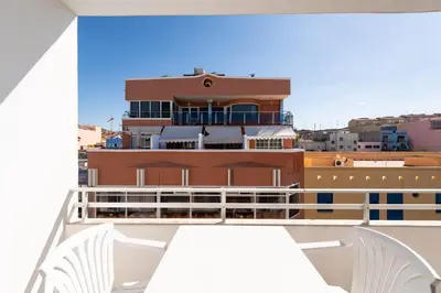 Un balcón o terraza de 2 min Walk to Beach - Private Terrace - Some with Sea Views