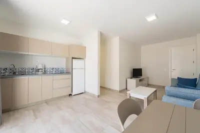 Una cocina o zona de cocina en 2 min Walk to Beach - Private Terrace - Some with Sea Views