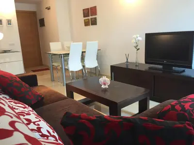 Una televisión o centro de entretenimiento en vvases