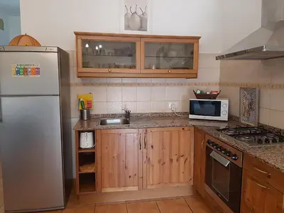 Una cocina o zona de cocina en Peaceful house set on a vineyard & work friendly