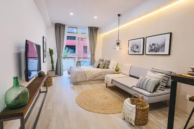 Una televisión o centro de entretenimiento en STRATUS LOFT GRAN CANARIA, elegancia junto al mar.