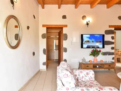 Una televisión o centro de entretenimiento en Villa in Ingenio with Private Pool