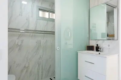 Un baño de Breeze Sea View Accommodation Las Canteras