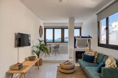 Una televisión o centro de entretenimiento en Breeze Sea View Accommodation Las Canteras