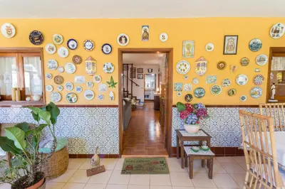 Un restaurante o sitio para comer en Casa Pilar con piscina