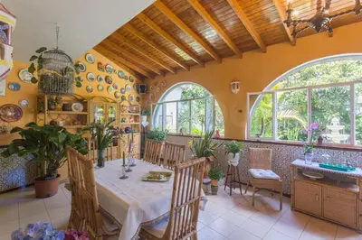 Un restaurante o sitio para comer en Casa Pilar con piscina