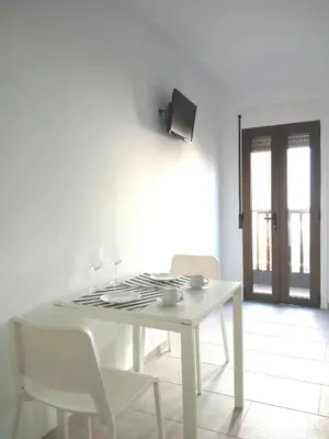 Una televisión o centro de entretenimiento en Sun Akademie