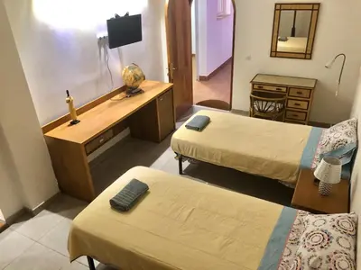 Una televisión o centro de entretenimiento en Cactus Ville Playa