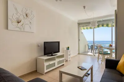 Una televisión o centro de entretenimiento en Front line with nice terrace By CanariasGetaway