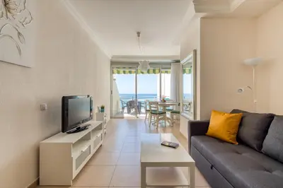 Una televisión o centro de entretenimiento en Front line with nice terrace By CanariasGetaway