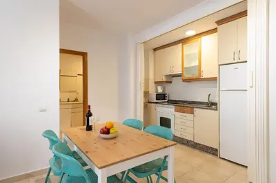 Una cocina o zona de cocina en Surf Beach Canteras -Parking-Wifi By CanariasGetaway