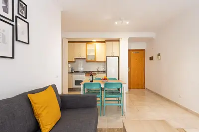 Una cocina o zona de cocina en Surf Beach Canteras -Parking-Wifi By CanariasGetaway