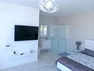 Una televisión o centro de entretenimiento en Modern apartment in Las Palmas 140 m² with air conditioning